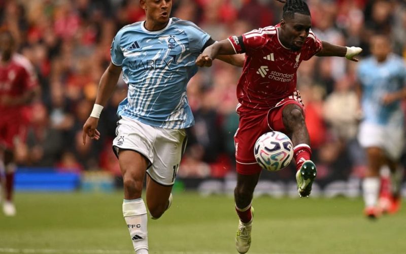 Liverpool empata em casa com Nottingham Forest em jogo tumultuado na Premier League