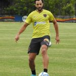 Henrique Dourado rescinde contrato com Botafogo-PB após desentendimento com torcedores