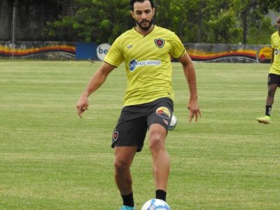 Henrique Dourado rescinde contrato com Botafogo-PB após desentendimento com torcedores