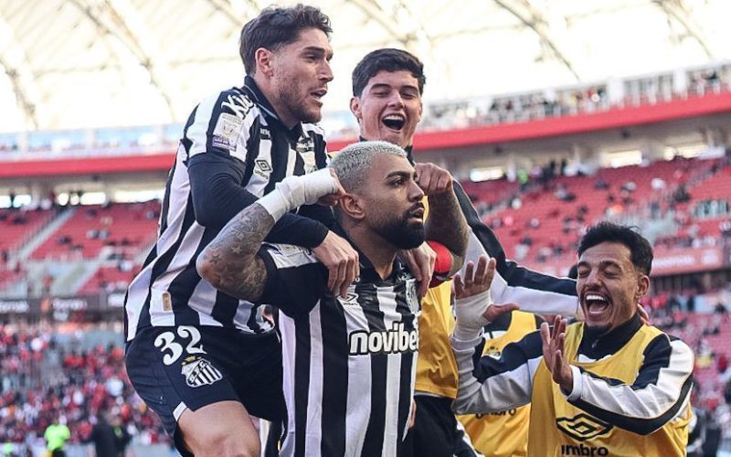Santos supera Internacional com golaços de Gabigol e garante vitória suada no Brasileirão