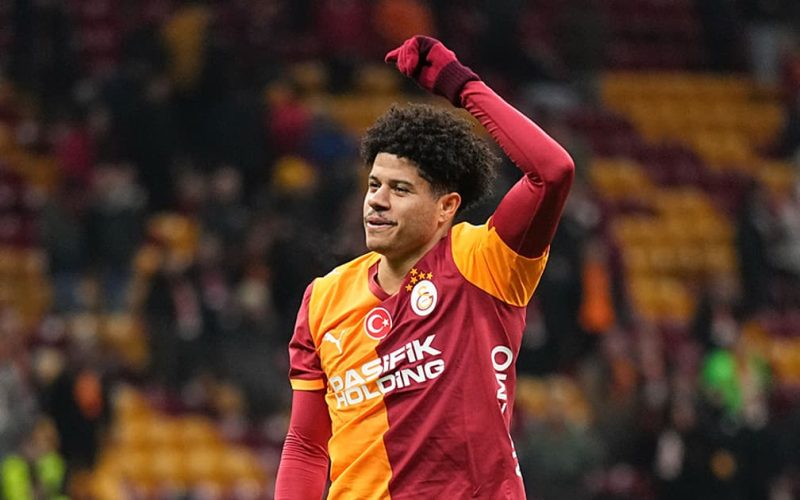 Gabriel Sara brilha ao marcar gol de falta e mantém Galatasaray na liderança do Campeonato Turco