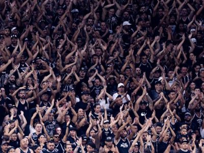 Torcida do Corinthians se reúne com jogadores em meio à crise e pressa por resultados