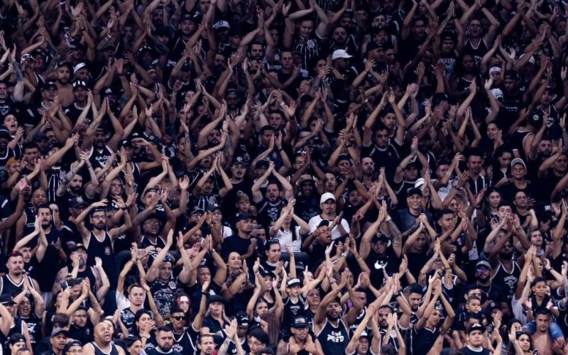 Torcida do Corinthians se reúne com jogadores em meio à crise e pressa por resultados