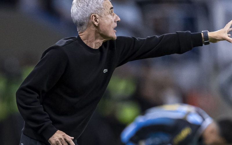 Luís Castro destaca a torcida como "fator decisivo" na vitória do Grêmio sobre o Inter e a classificação à semifinal da Copa do Brasil
