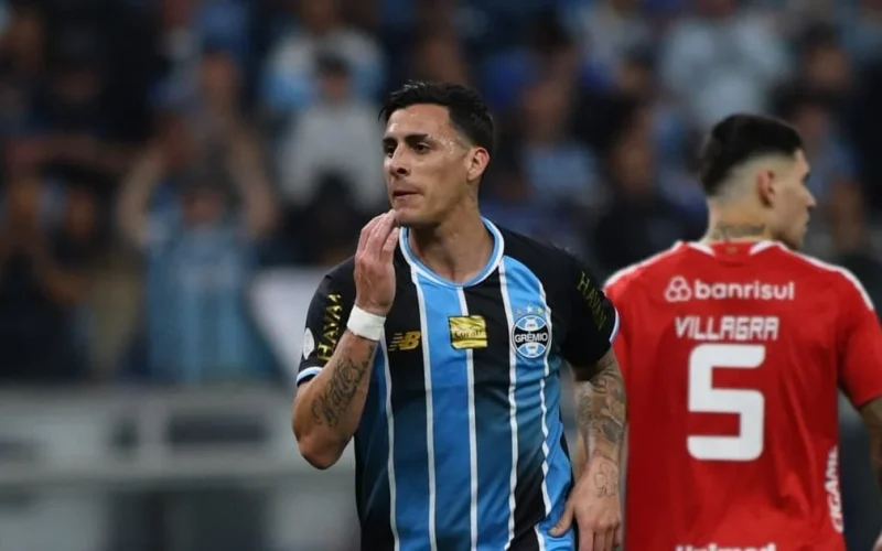 Grêmio avança às semifinais da Copa do Brasil com vitória sobre o Internacional: Carlos Vinícius brilha com dois gols e Krovinovic completa a festa