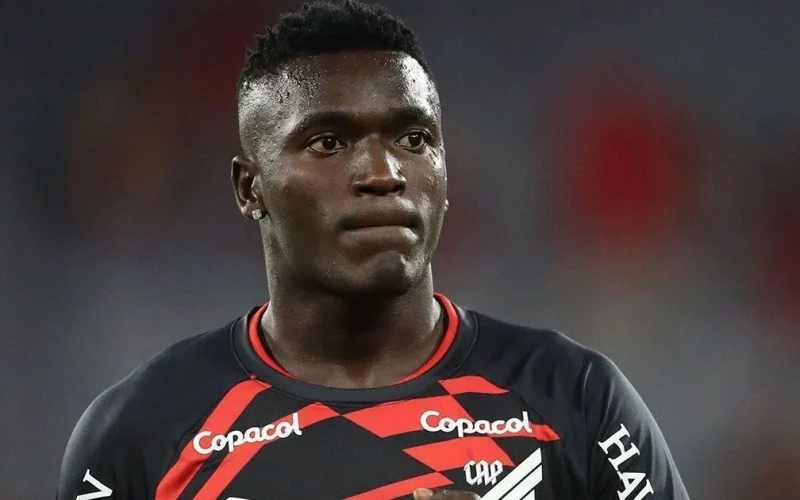 Kevin Viveros, artilheiro do Brasileirão, recebe sondagens do Aston Villa e pode deixar o Athletico-PR