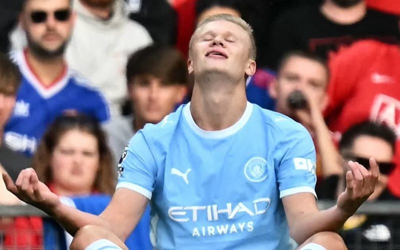 City vence United com um jogador a menos e mantém 100% na Premier League