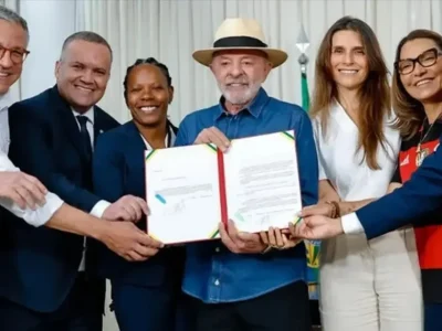 Lula sanciona lei que marca a profissionalização do futebol feminino no Brasil antes da Copa do Mundo de 2027
