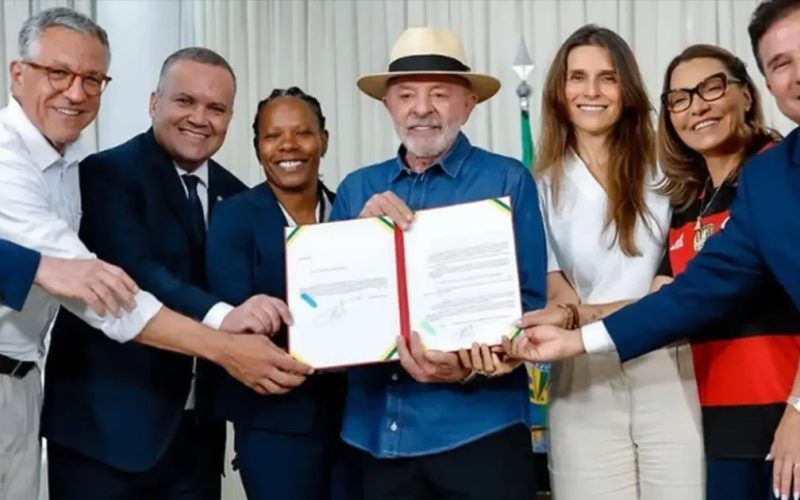 Lula sanciona lei que marca a profissionalização do futebol feminino no Brasil antes da Copa do Mundo de 2027