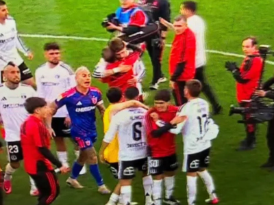 Confusão entre Ivan Román e Eduardo Vargas marca clássico do Campeonato Chileno em vitória do Colo-Colo
