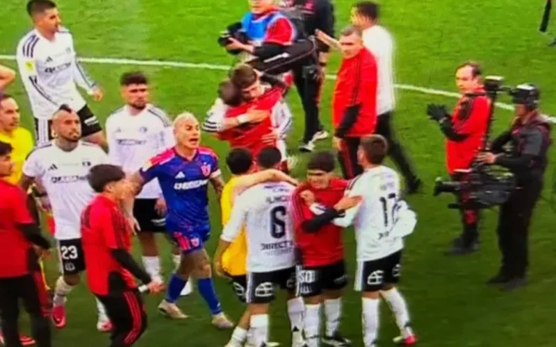 Confusão entre Ivan Román e Eduardo Vargas marca clássico do Campeonato Chileno em vitória do Colo-Colo