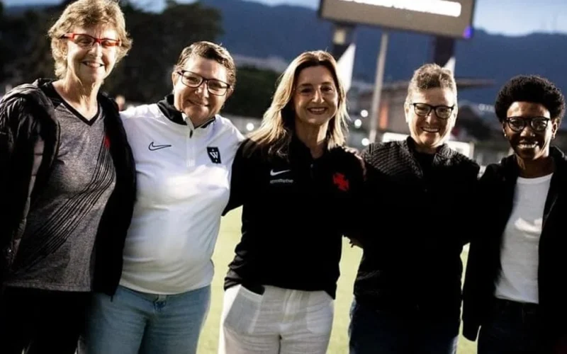 Vasco resgata ídolas do passado e fortalece laços no futebol feminino com antigas jogadoras e novas gerações