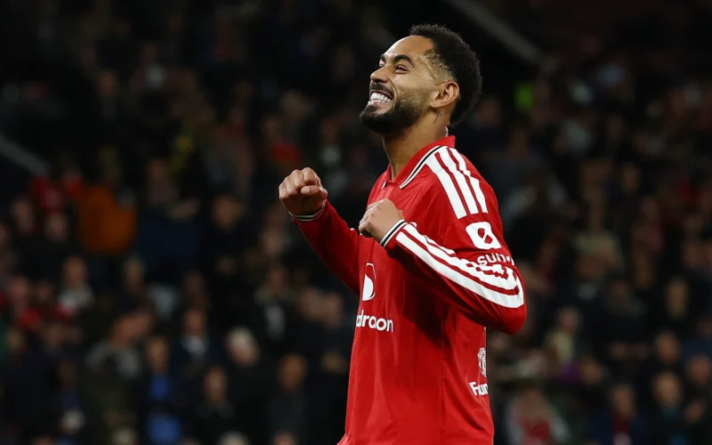Matheus Cunha brilha e marca na goleada do Manchester United na estreia da Champions League