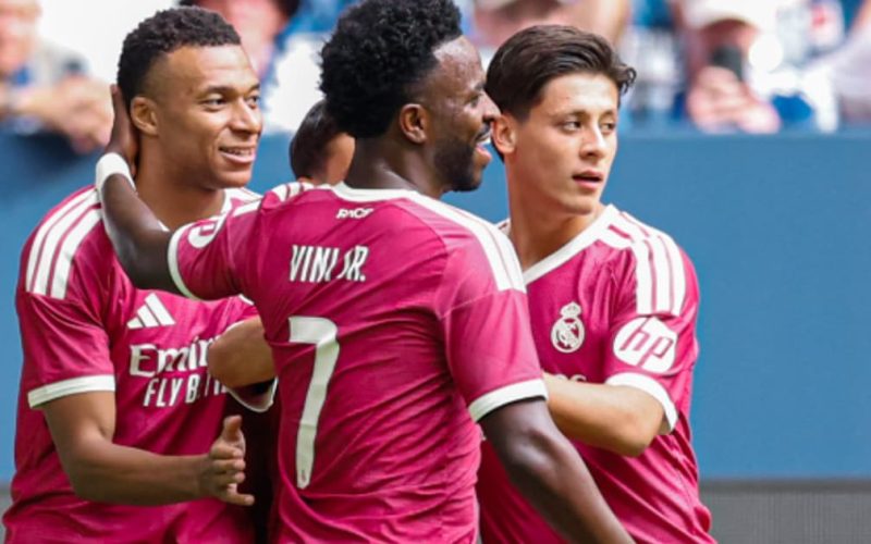 Real Madrid brilha no amistoso contra Schalke 04 com gols de Mbappé, Huijsen e Espí