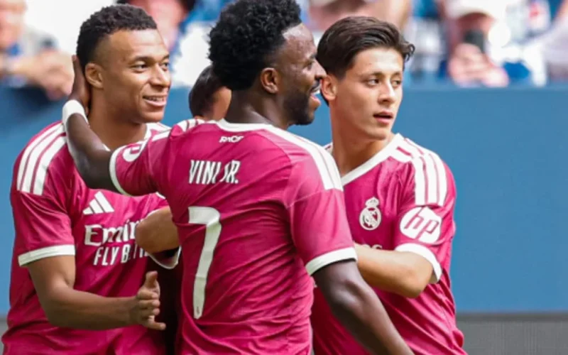 Real Madrid brilha no amistoso contra Schalke 04 com gols de Mbappé, Huijsen e Espí