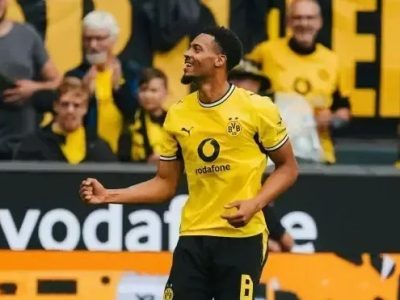 Borussia Dortmund goleia Paderborn e assume a liderança isolada da Bundesliga com 100% de aproveitamento