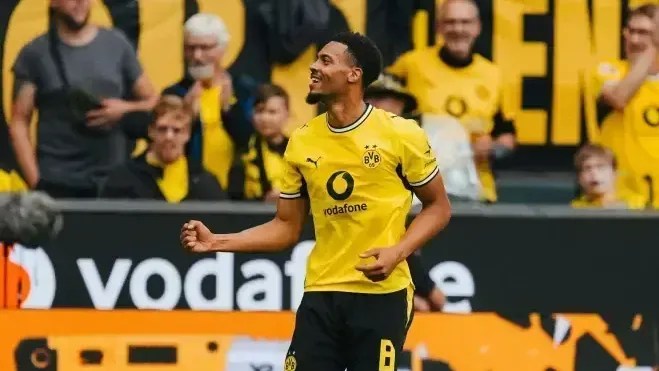 Borussia Dortmund goleia Paderborn e assume a liderança isolada da Bundesliga com 100% de aproveitamento