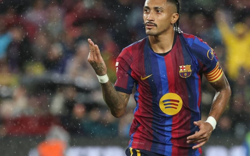 Raphinha brilha com hat-trick e ultrapassa Messi em início de temporada pelo Barcelona