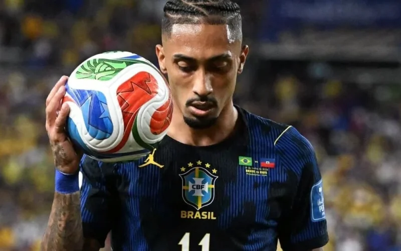 Raphinha fica de fora da lista da Bola de Ouro; lesões foram fator decisivo na decisão