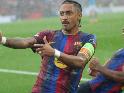 Raphinha é testado como centroavante na Seleção Brasileira e ganha comparações com o Barcelona em espanhol