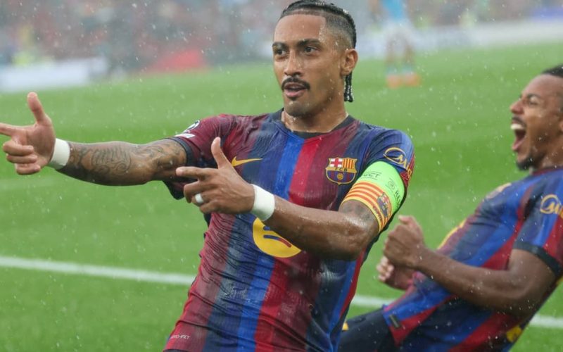 Raphinha é testado como centroavante na Seleção Brasileira e ganha comparações com o Barcelona em espanhol