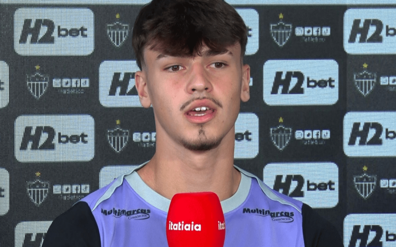 Vitão, zagueiro em ascensão do Atlético, concilia futebol e crisma em momento especial