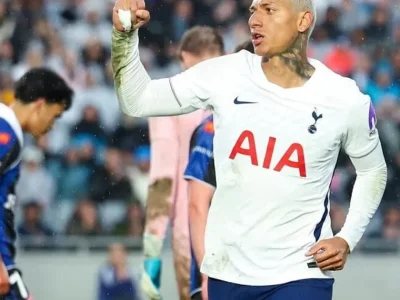 Técnico do Tottenham comenta ausência de Richarlison no elenco da Premier League e revela desejo do atacante por transferência