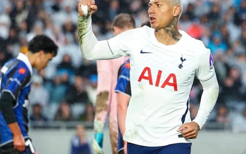 Técnico do Tottenham comenta ausência de Richarlison no elenco da Premier League e revela desejo do atacante por transferência