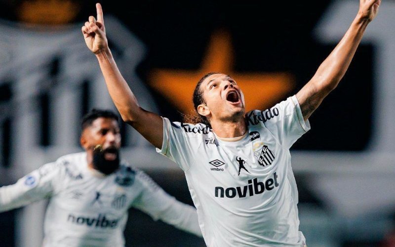 Santos bate Atlético-MG por 2 a 0 e fica perto da semifinal da Sul-Americana