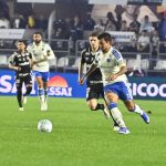 Santos vence Cruzeiro com gols de Rollheiser e gol contra de Fabrício Bruno na Vila Belmiro