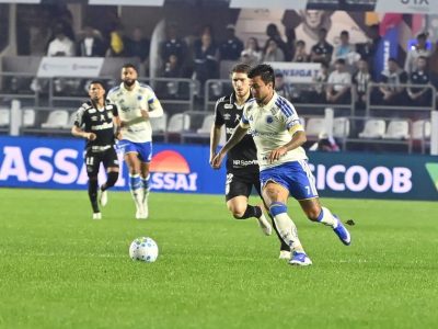 Santos vence Cruzeiro com gols de Rollheiser e gol contra de Fabrício Bruno na Vila Belmiro
