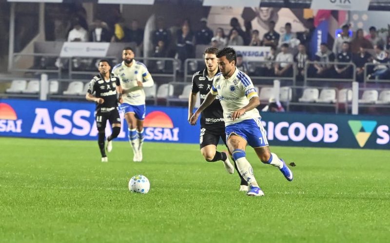 Santos vence Cruzeiro com gols de Rollheiser e gol contra de Fabrício Bruno na Vila Belmiro