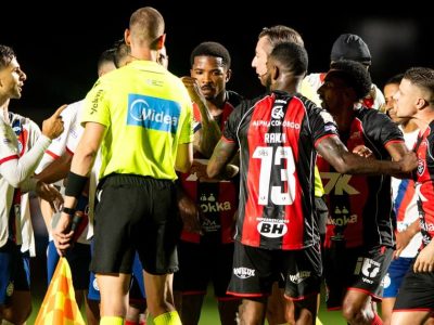 Confusão marca vitória do Bahia sobre o Vitória em clássico Bavi no Barradão