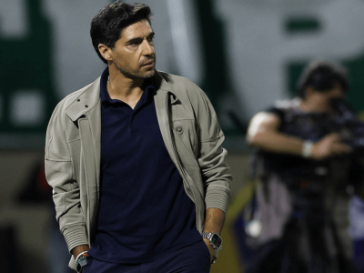 STJD amarga três jogos de suspensão para Abel Ferreira, do Palmeiras, por chutar microfone durante partida