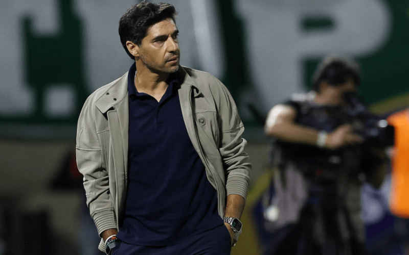 STJD amarga três jogos de suspensão para Abel Ferreira, do Palmeiras, por chutar microfone durante partida