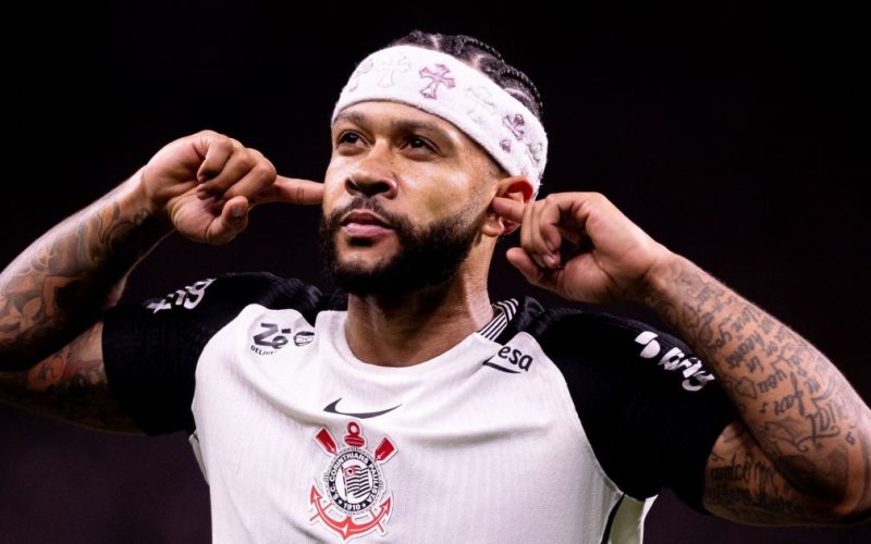 Corinthians se reúne para decidir futuro de Memphis Depay em meio a pressão da torcida e crise financeira