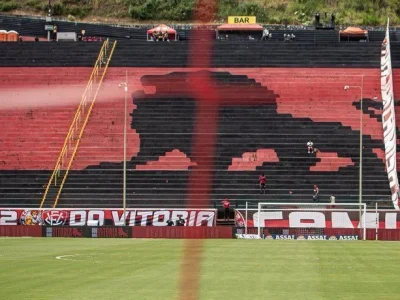 Vitória e Grêmio se enfrentam em busca de pontos cruciais na tabela do Brasileirão: veja escalações e onde assistir ao jogo
