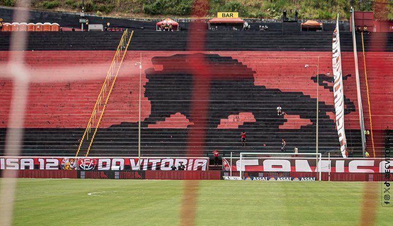 Vitória e Grêmio se enfrentam em busca de pontos cruciais na tabela do Brasileirão: veja escalações e onde assistir ao jogo