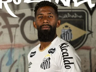 Santos fecha contrato com o lateral-direito Rodinei até 2027 após sucesso no Olympiacos