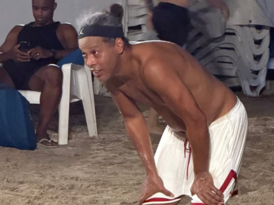 Ronaldinho Gaúcho curte praia em Dubai com a namorada e gera repercussão nas redes sociais