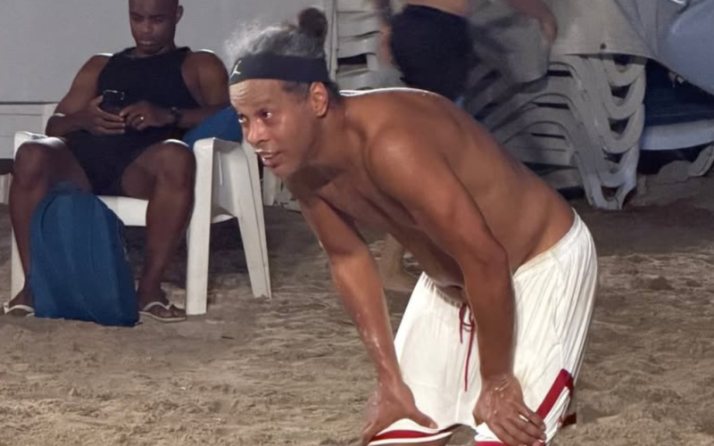 Ronaldinho Gaúcho curte praia em Dubai com a namorada e gera repercussão nas redes sociais