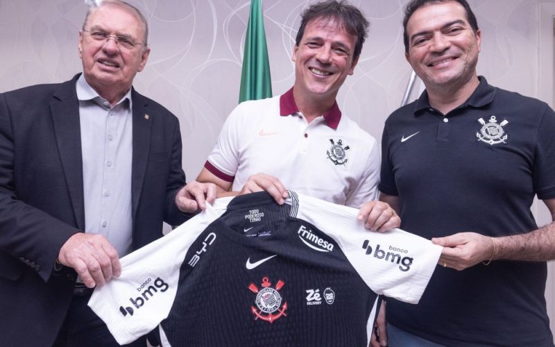 Corinthians planeja seguir estratégia de baixo custo em contratações, revela Marcelo Paz