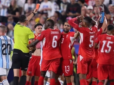 Técnico Murat Yakin critica arbitragem após eliminação da Suíça para a Argentina: “Destruiu nosso jogo”