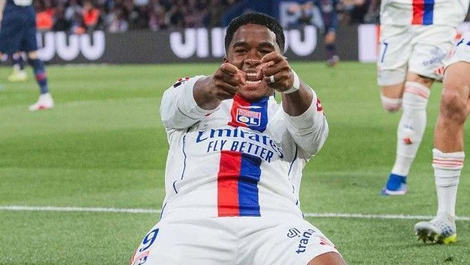 Endrick gera polêmica com dança em vitória do Lyon e recebe bronca de Hakimi antes da Copa do Mundo