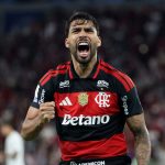 Flamengo bate o Corinthians de virada, reassume a liderança do Brasileirão e mantém pressão no título