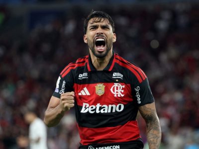 Flamengo bate o Corinthians de virada, reassume a liderança do Brasileirão e mantém pressão no título