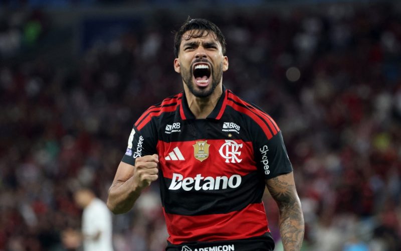 Flamengo bate o Corinthians de virada, reassume a liderança do Brasileirão e mantém pressão no título