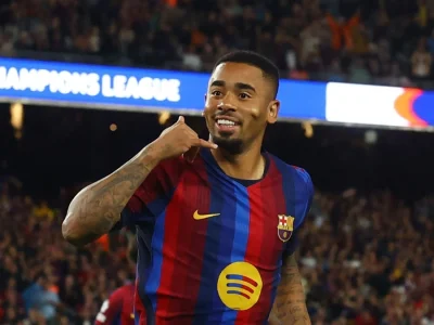 Gabriel Jesus marca pelo Barcelona e iguala Rivaldo na artilharia da Champions League