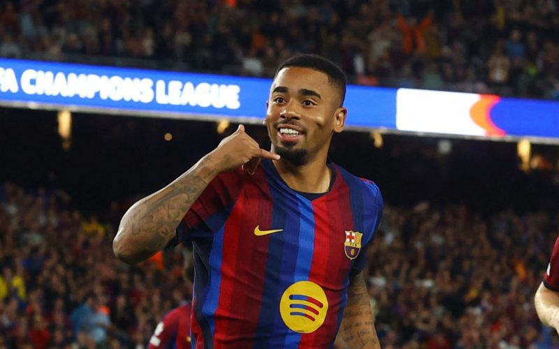 Gabriel Jesus marca pelo Barcelona e iguala Rivaldo na artilharia da Champions League