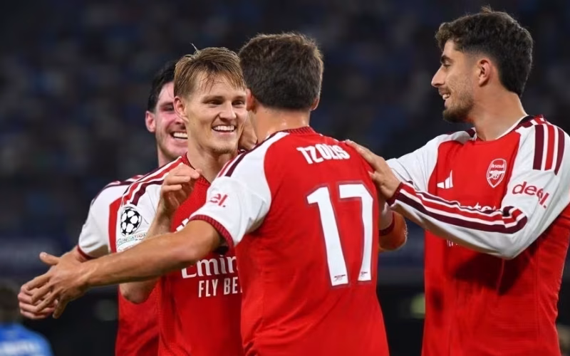 Odegaard brilha e Arsenal vence Napoli por 1 a 0 na estreia da Champions League